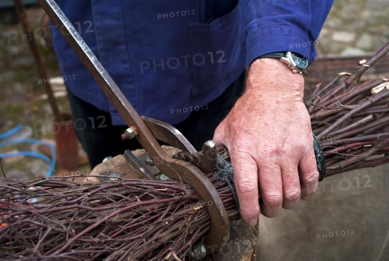 Broom binder at work in Hambergen Stroehe
