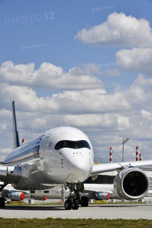 Singapore Airlines aircraft taxiing on taxiway to runway south