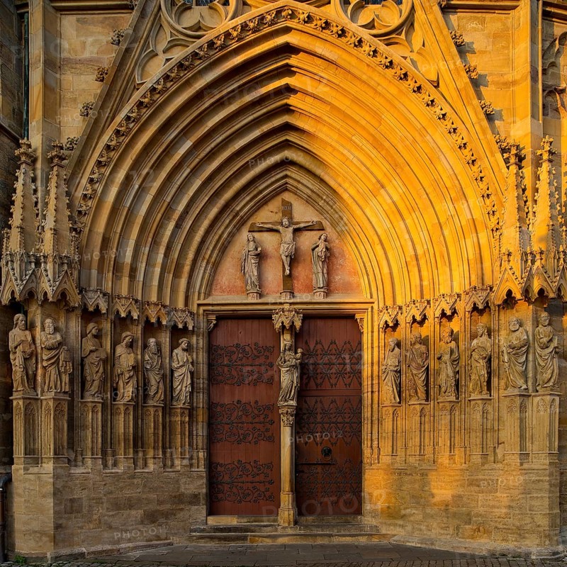 Triangle portal with the twelve apostles