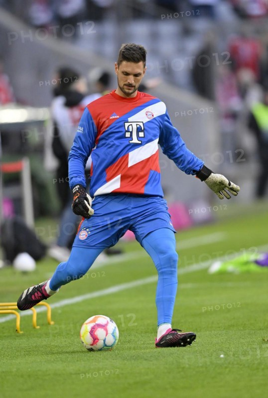 Warm-up training goalkeeper Sven Ulreich FC Bayern Munich FCB