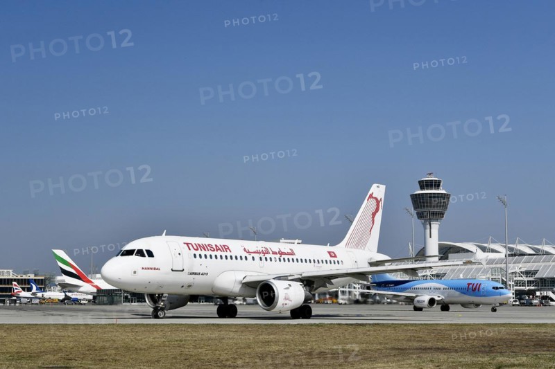 Tunisair Airbus 319 in front of TUIfly Boeing B737-85