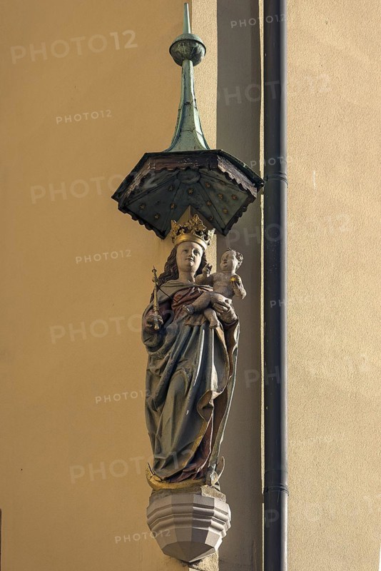 Sculpture of Mary under a canopy