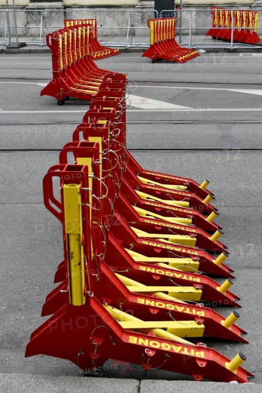 Mobile vehicle barrier