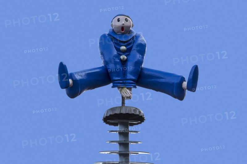Sculpture showing Pierrot leapfrogging over crown-cap