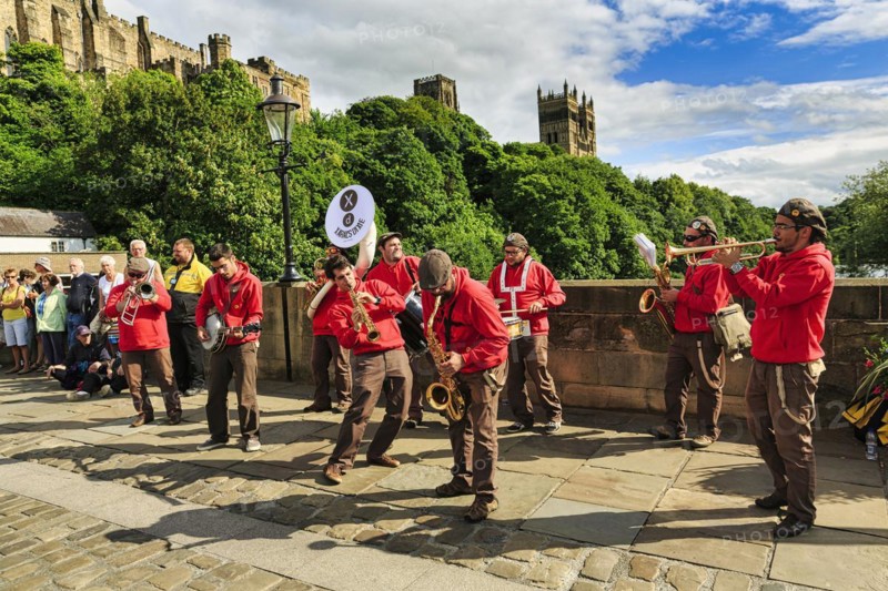 Street musicians and passers-by