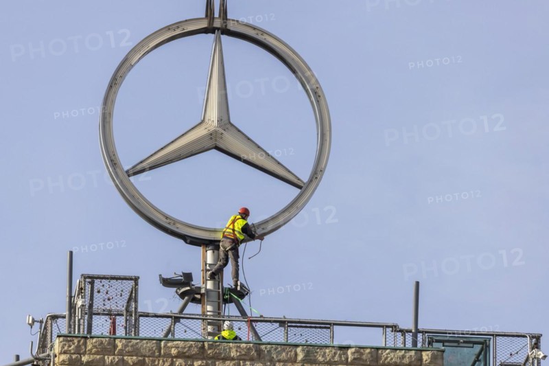 Mercedes star on the station tower is being dismantled. During the approximately 250 million euro refurbishment of the Bonatzbau