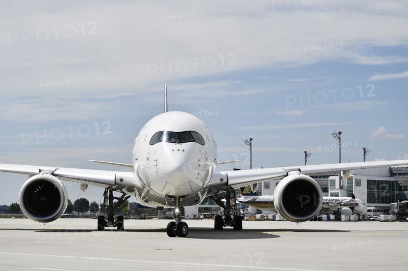 Rolling Lufthansa Airbus A350-900 with Terminal 2