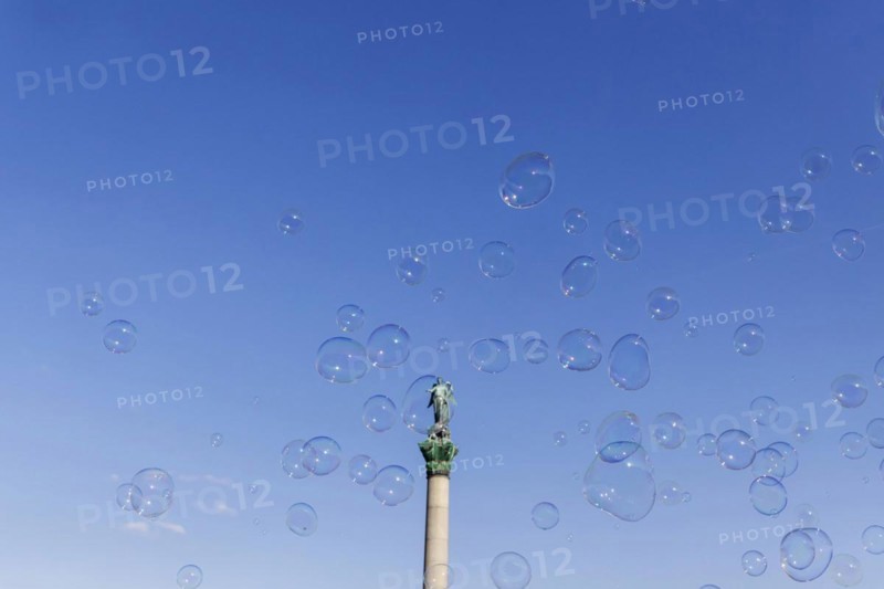 Soap bubbles above the Schlossplatz with Jubilee Column and the Roman goddess Concordia