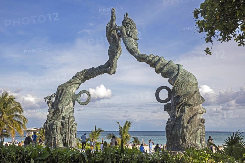 Sculpture Portal Maya 2012 in the Parque Los Fundadores