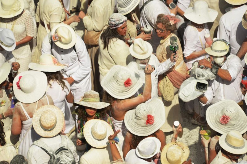 Los Indianos is the central event of the Palmerian Carnival on La Palma and dates back to the return of emigrants from Central America and Cuba. Participants are almost all residents of St. Cruz and tourists