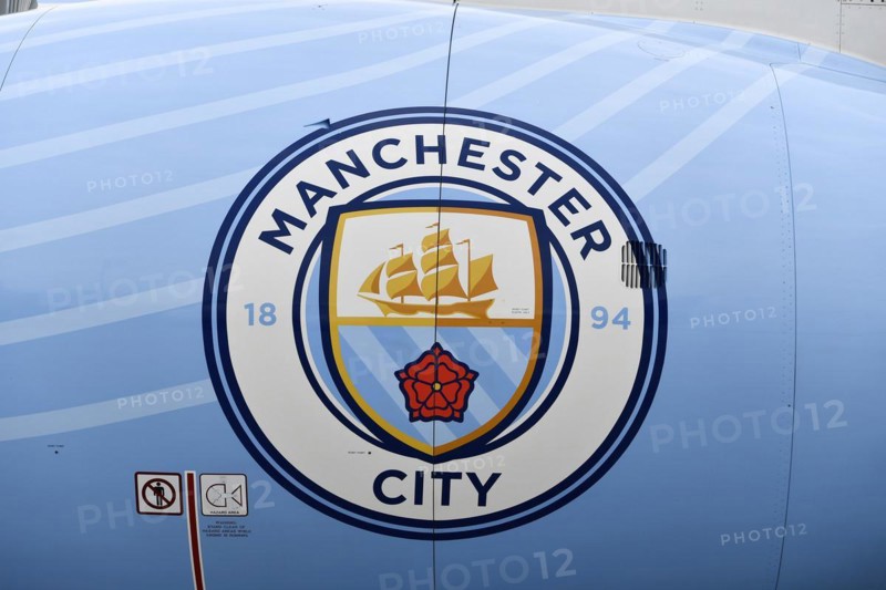 Engine Etihad Boeing B777-9 Dreamliner special livery Manchester City