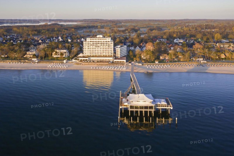 Grand Hotel Seeschloesschen and jetty with restaurant Wolkenlos