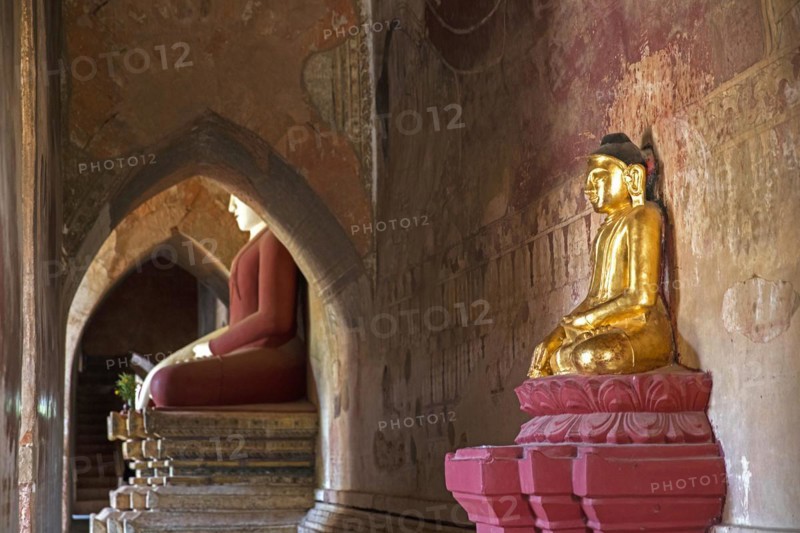 Buddha statues inside the Dhammayangyi Temple