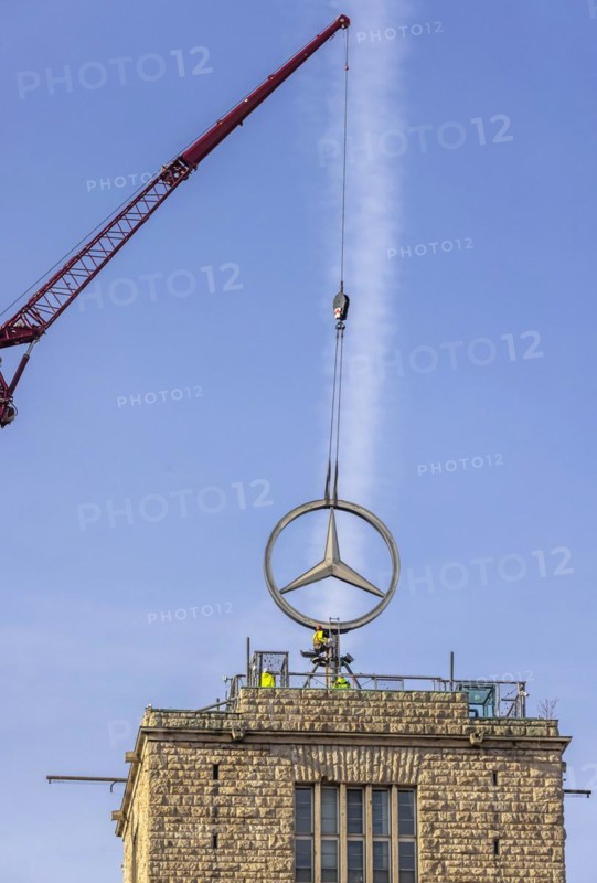 Mercedes star on the station tower is being dismantled. During the approximately 250 million euro refurbishment of the Bonatzbau