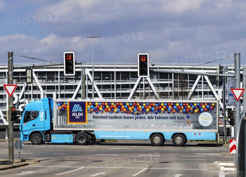 Semi-trailer truck with gas drive CNG