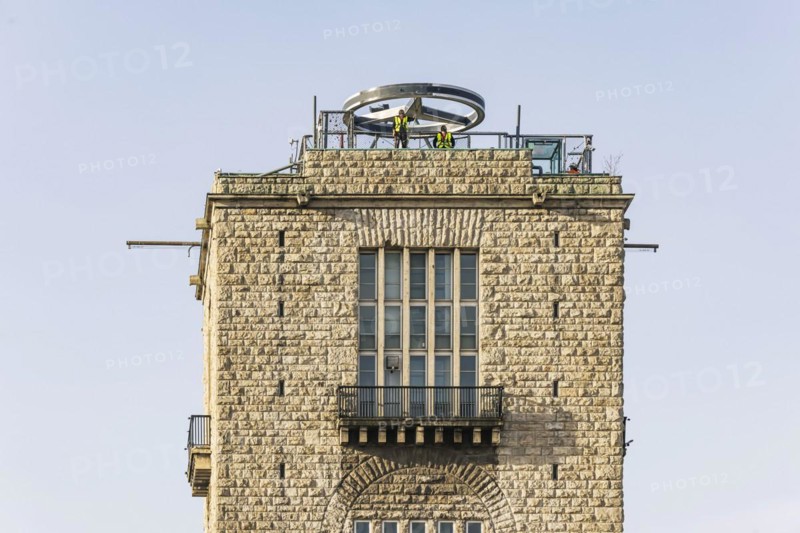Mercedes star on the station tower is being dismantled. During the approximately 250 million euro refurbishment of the Bonatzbau