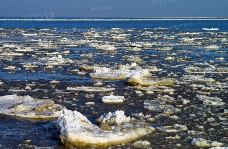 Drift ice on the Lower Elbe near Cuxhaven Doese
