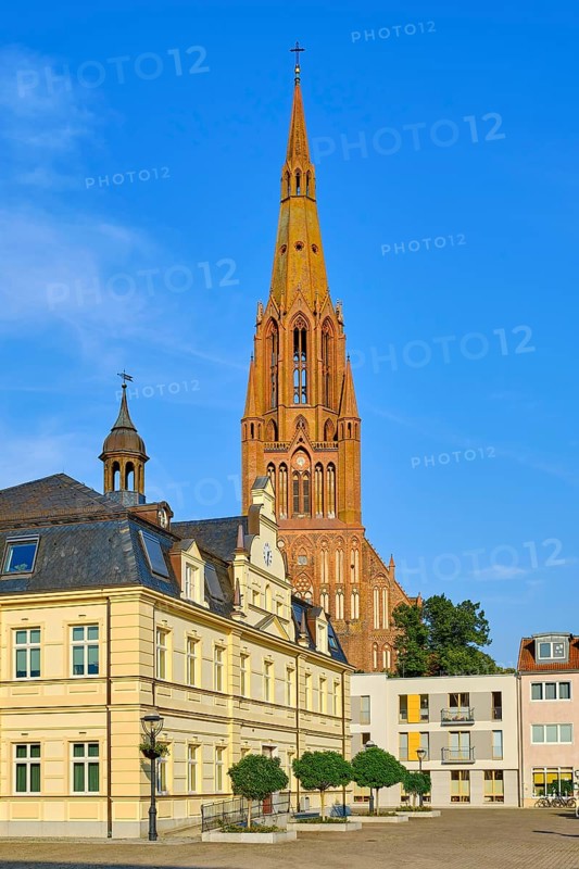 On the market square the reconstruction of the historic town hall and behind it the neo-Gothic Bartholomaeuskirche