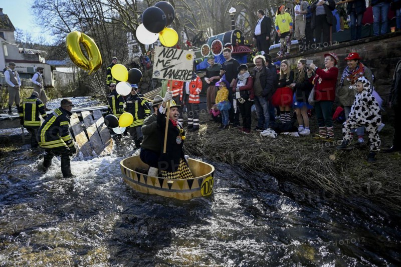 Zuber 100 Jahre Junges Parlament auf dem Fluss Schiltach