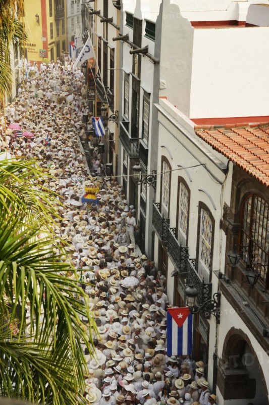 Los Indianos is the central event of the Palmerian Carnival on La Palma and dates back to the return of emigrants from Central America and Cuba. Participants are almost all residents of St. Cruz and tourists