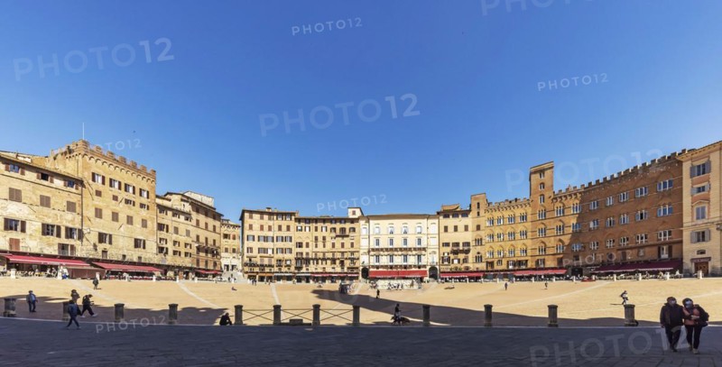 Fan-shaped main square
