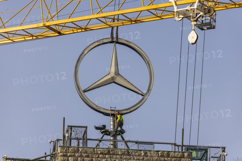 Mercedes star on the station tower is being dismantled. During the approximately 250 million euro refurbishment of the Bonatzbau