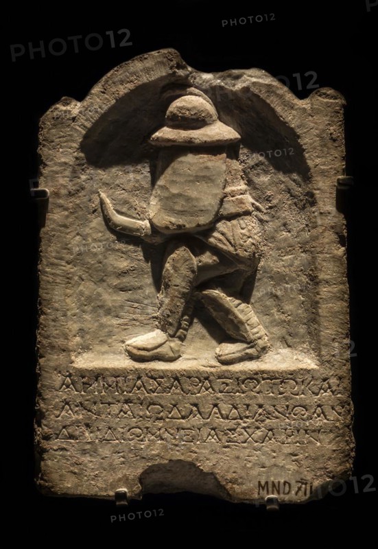 Funerary stone for gladiator Thraex Araxios nicknamed Antaios