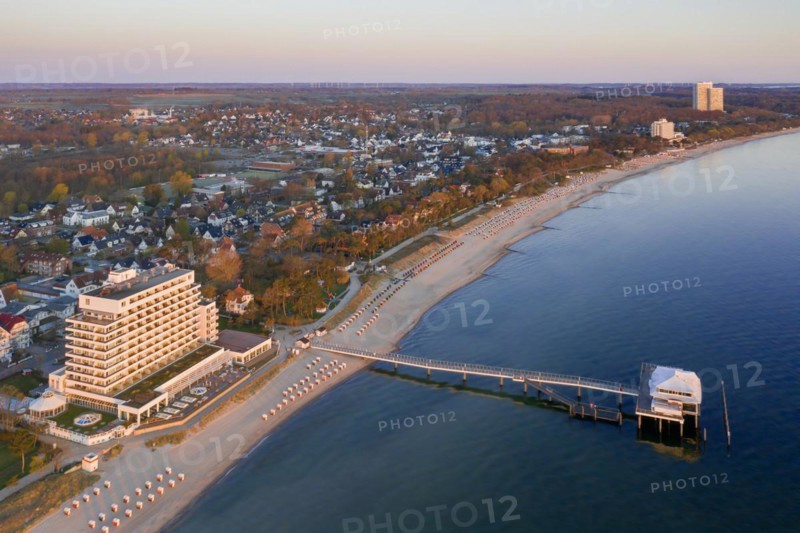 Grand Hotel Seeschloesschen and jetty with restaurant Wolkenlos