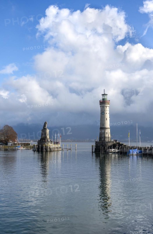 Harbour entrance of Lindau Harbour, pier with New Lindau Lighthouse and Bavarian Lion, Lindau Island, Lake Constance, Bavaria, Germany, Europe