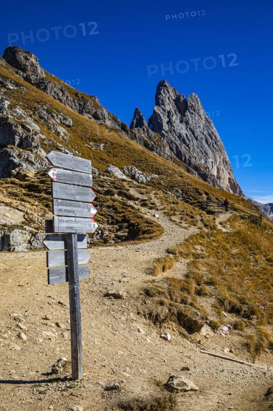 Signpost to theGeisler Group with the Sas Rigais peak, Val Gardena, Dolomites, South Tyrol, Italy, Europe