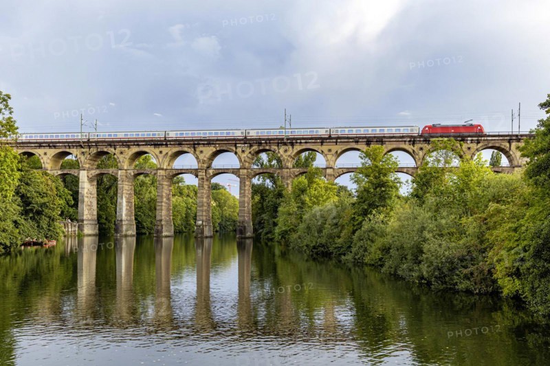 Enz viaduct Bietigheim with InterCity IC of Deutsche Bahn, railway viaduct over the river Enz, Bietigheim-Bissingen, Baden-Wuerttemberg, Germany, Europe