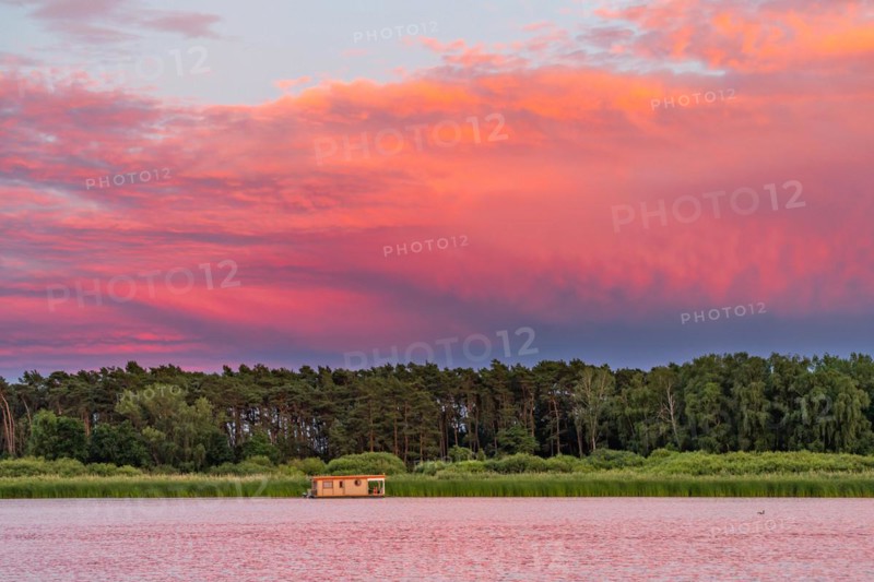 Houseboat at sunset on the Beetzsee, Brandenburg an der Havel, Havelland, Brandenburg, Germany, Europe