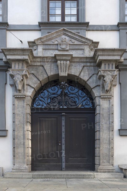 Cattle skull at the entrance portal of the Stadtmetzg, former slaughterhouse, today administration, Augsburg, Bavaria, Germany, Europe