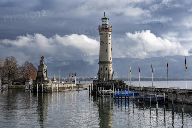 Harbour entrance of Lindau Harbour, pier with New Lindau Lighthouse and Bavarian Lion, Lindau Island, Lake Constance, Bavaria, Germany, Europe