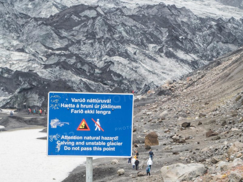 Notice board, warning in glacier area, glacier, glacier lagoon, Solheimajoekull, Solheimajoekull, glacier tongue of Myrdalsjoekull with inclusion of volcanic ash, near Ring Road, Suourland, South Iceland, Iceland, Europe