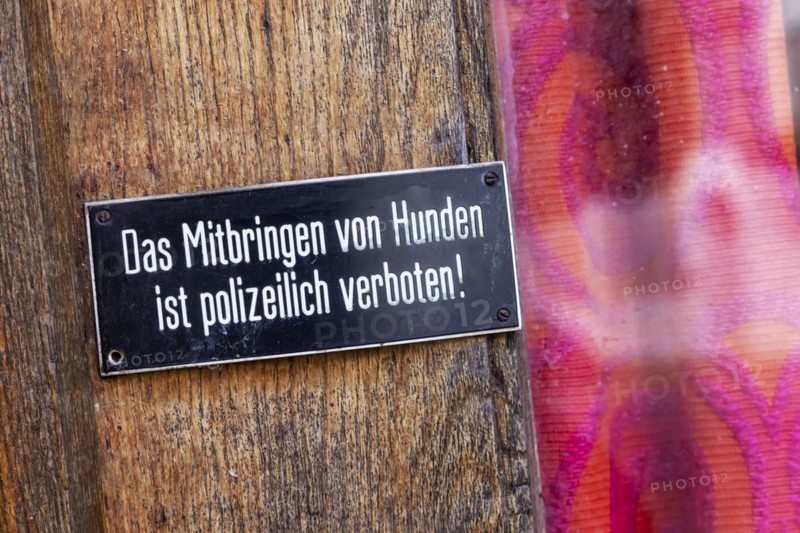 Bringing dogs is forbidden by the police, sign on a door, Stuttgart, Baden-Wuerttemberg, Germany, Europe