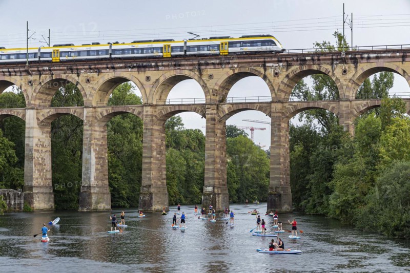 Enz viaduct Bietigheim with regional train, railway viaduct over the river Enz, stand-up paddler, Bietigheim-Bissingen, Baden-Wuerttemberg, Germany, Europe