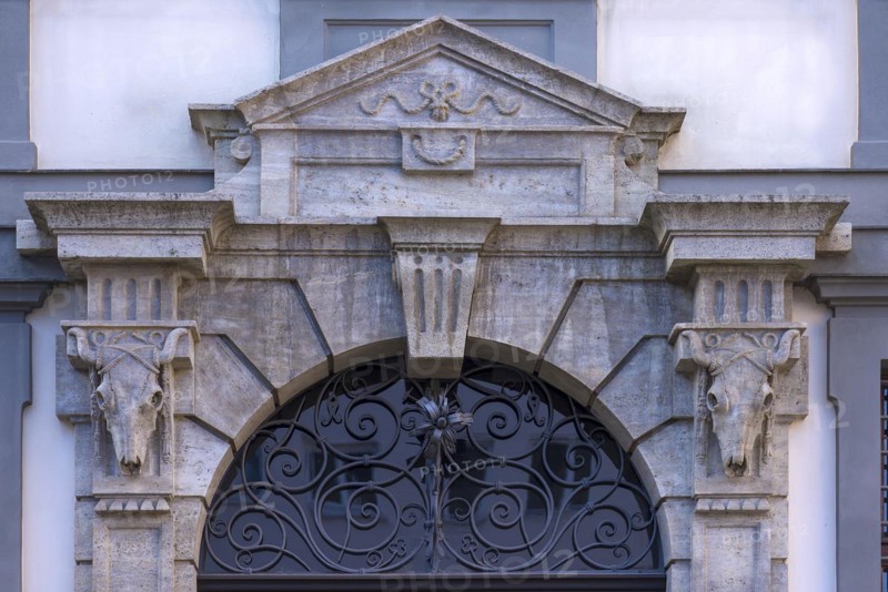 Cattle skull at the entrance portal of the Stadtmetzg, former slaughterhouse, today administration, Augsburg, Bavaria, Germany, Europe