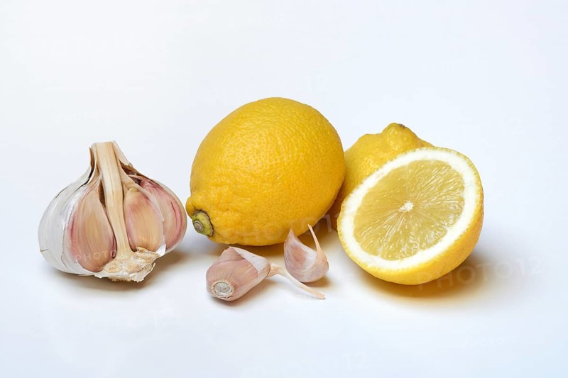 Ingredients for lemon garlic cure, lemon, garlic, ginger