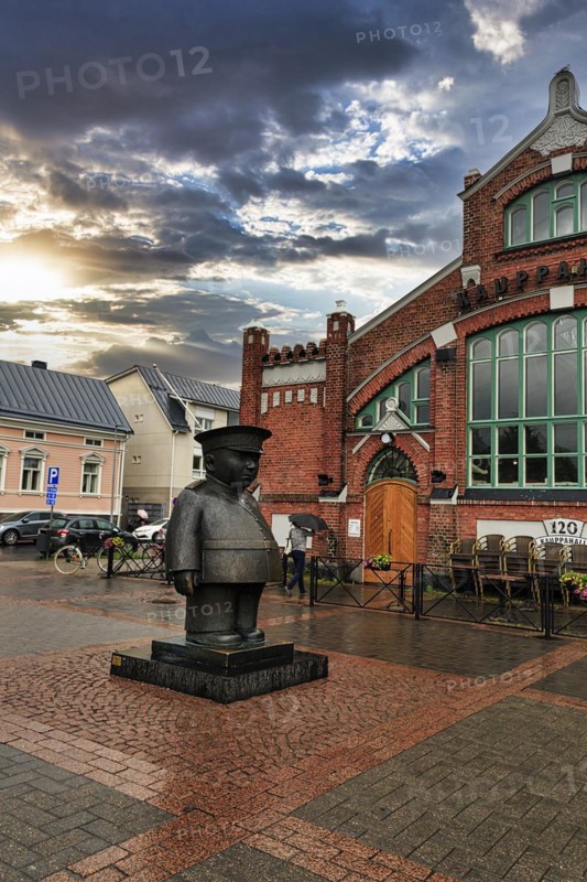 Toripolliisi, market policeman, bronze statue in the market square, sculptor Kaarlo Mikkonen, Oulu, North Ostrobothnia, Finland, Europe