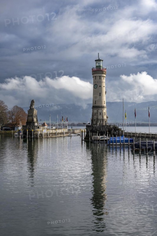 Harbour entrance of Lindau Harbour, pier with New Lindau Lighthouse and Bavarian Lion, Lindau Island, Lake Constance, Bavaria, Germany, Europe