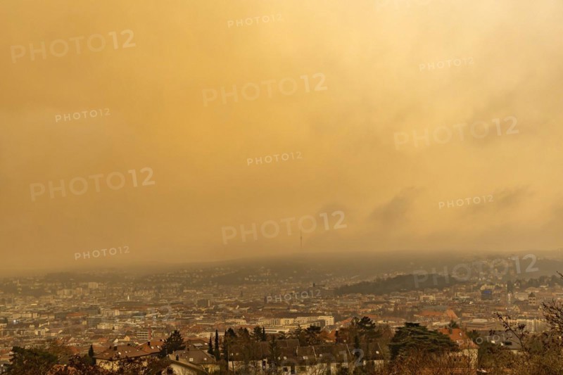 Rare weather phenomenon, dust and sand from the Sahara are in the air and colour the sky yellow, Sahara dust, Stuttgart, Baden-Wuerttemberg, Germany, Europe