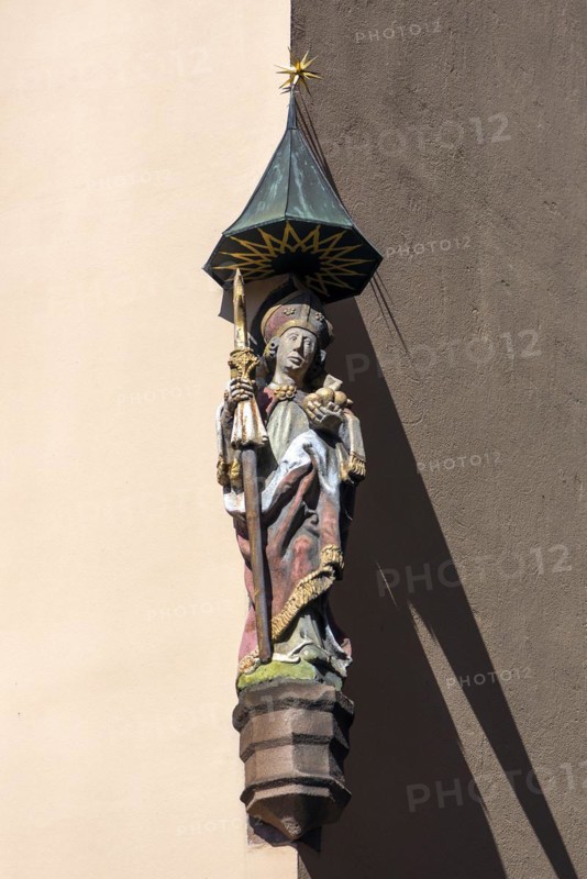 Sculpture of a saint, house figure on a residential building, Albrecht-Duerer-Platz, Nuremberg, Middle Franconia, Bavaria, Germany, Europe