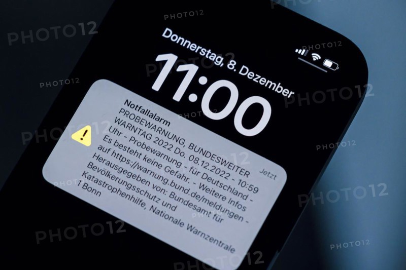 Symbol photo: A message for the Nationwide Warning Day 2022 appears on a smartphone. Emergency alert, trial warning, Nationwide Warning Day 2022 Thu. 08.12.2022, 10:59 hrs, trial warning. Berlin, 08.12.2022, Berlin, Germany, Europe