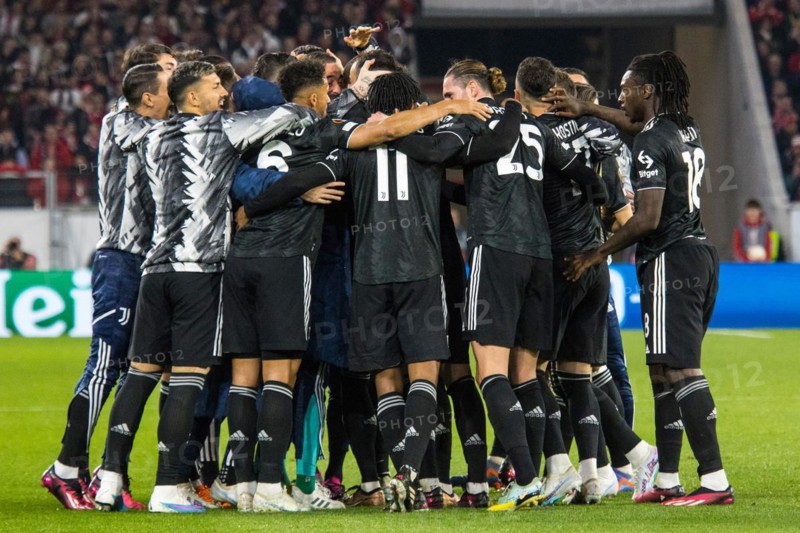 The team celebrates Dusan VLAHOVIC