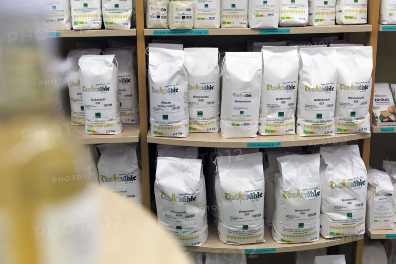 Sale of organic cereals in Ditzingen, 26.08.2022. Packages with milled flour in organic quality., Ditzingen, Baden-Wuerttemberg, Germany, Europe