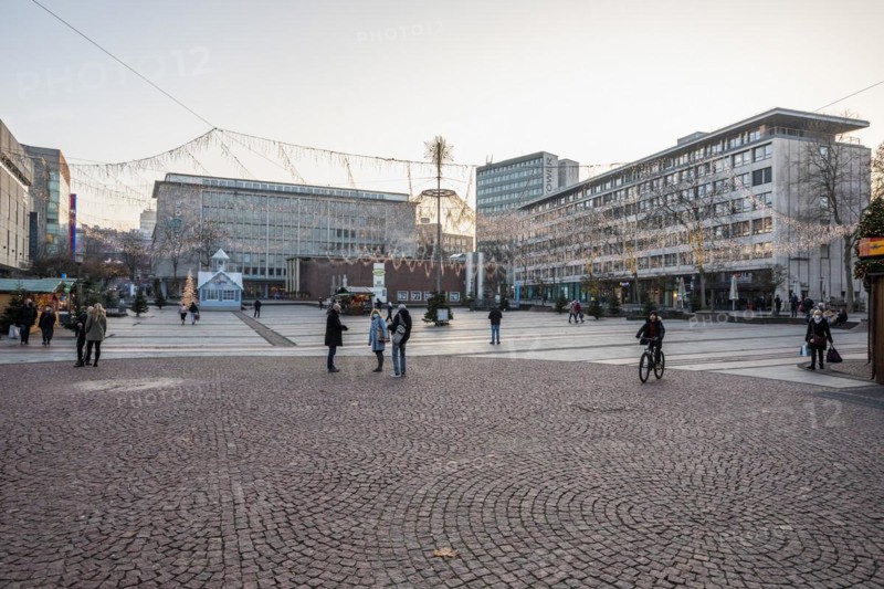 Kennedyplatz at pre-Christmas time in Essen during the coronavirus pandemic, only a few stalls of this years mini Christmas market, Essen, North Rhine-Westphalia, Germany, Europe