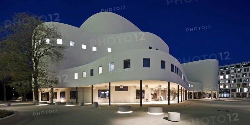 Duesseldorfer Schauspielhaus am Abend, abbreviated Dhaus, Duesseldorf, North Rhine-Westphalia, Germany, Europe