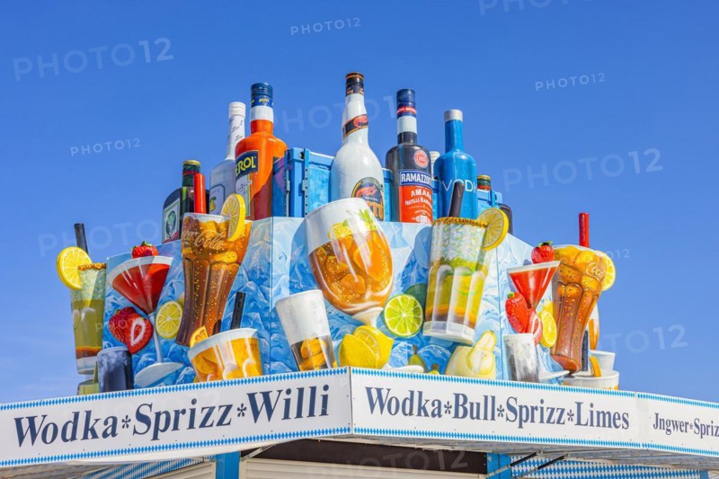Wiesnaufbau, drinks stand in Schaustellerstrasse, Oktoberfest, Theresienwiese, Munich, Upper Bavaria, Bavaria, Germany, Europe