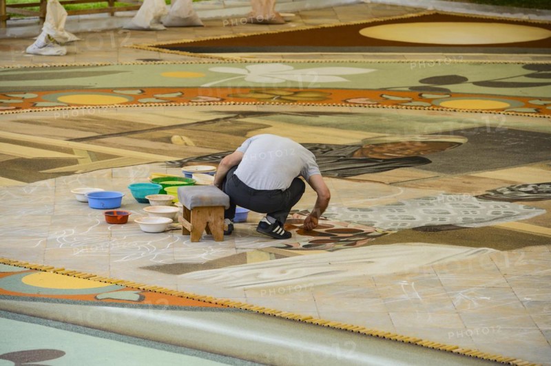 Artists create pictures from coloured sand, Plaza del Ayuntamiento, La Orotava, Tenerife, Canary Islands, Spain, Europe